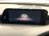 【8.8インチマツダコネクト】車内の雰囲気にマッチした大型のディスプレイ。スマホ接続でのナビ使用やBluetooth再生等、様々な機能が楽しめます。直感的なダイヤル操作が可能で、使い勝手も良好です。