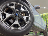 【純正17インチアルミホイール】外観にマッチした純正アルミホイールを装着しております。各種社外アルミホイールや、スタッドレスタイヤも取扱いしております。是非ご相談ください♪