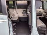 セカンドシートです!!ベンチシートになってますので、お二人の乗車ですとゆったり座って頂けますよ!!