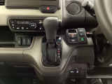 スマートな電子制御式パーキングブレーキに加え、渋滞時などでブレーキペダルから足を離しても停車を維持するオートブレーキホールド機能により、運転がより快適になります。