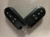 電子カードキーを携帯していれば、ドアハンドルやバックドアのリクエストスイッチを押すだけでドアの施錠・解錠が出来ます♪もちろん 遠隔操作も可能です!盗難防止のイモビライザー機能装備ですよ ☆