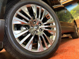 【純正19インチアルミホイール】外観にマッチした純正アルミホイールを装着しております。各種社外アルミホイールや、スタッドレスタイヤも取扱いしております。是非ご相談ください♪
