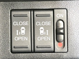 【両側パワースライドドア】スマートキーや運転席のスイッチで後席両側スライドドアの開閉が可能♪電動だから力を入れてドアを開ける必要が無く、小さなお子様でも簡単に開け閉めでき快適です♪