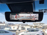 【デジタルインナーミラー(トヨタ)】車両後方カメラの映像をルームミラーに映すことが出来ます。 そのため、後席に人や荷物があって後方が見えづらい場合でもしっかり視界を確保することが出来ます。