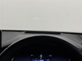【ヘッドアップディスプレイ】フロントウインドウガラスに運転支援システムの作動状況やナビゲーションの案内表示など、走行に関するさまざまな情報を表示できます。(表示内容は車種により異なります)
