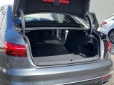 開口部が低く設定されているので、荷物の積み下ろしがスムーズに行えます。更に分割可倒式リアシートの採用でシートのバックレストを倒すと、大きく長い荷物も積み込めます。