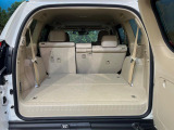 後席を格納すると、これだけの広さが!シーンに合わせたシートアレンジで、大きな荷物も積むことが出来ます♪