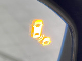 【ブラインドスポットインフォメーション】走行中、ドアミラーの死角になりやすい箇所に後続車が接近するとサイドミラー付近に警告を表示、ドライバーに注意喚起をしてくれます。