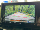 【バックカメラ】駐車時に後方がリアルタイム映像で確認できます。大型商業施設や立体駐車場での駐車時や、夜間のバック時に大活躍!運転スキルに関わらず、今や必須となった装備のひとつです!