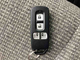 ☆スマートキー☆ドアの開錠・施錠はもちろんですが、エンジンをかけるときも鍵を取り出さなくて大丈夫ですよ♪両手に荷物をお持ちの時でも、大変便利で使い易い装備です☆