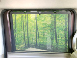【ロールシェード】日差しや車外からの光が眩しいときにサッと引き出して使える、ロール格納タイプのサンシェードを装備。後席に乗ったお子様がウトウトしだした時など、ぜひご活用ください♪