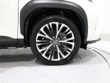 純正アルミホイールを装備しております、タイヤサイズは215/50R18です。