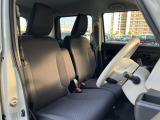 【フロントシート】高めのヒップポイントで見晴らしが良く、運転もしやすいですよ◎運転席アームレストがついているので長距離運転時の疲労軽減になりますよ◎