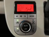 オートエアコン装備しています☆温度に設定をして頂くだけで冷房と暖房に切り替えや風向も自動で切り替えをしますよ!!