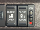 【両側パワースライドドア】スマートキーや運転席のスイッチで後席両側スライドドアの開閉が可能♪電動だから力を入れてドアを開ける必要が無く、小さなお子様でも簡単に開け閉めでき快適です♪