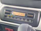 【オートエアコン】一度お好みの温度に設定すれば、車内の温度を検知し風量や温度を自動で調整。暑い&hellip;寒い&hellip;と何度もスイッチ操作をする必要はありません。快適な車内空間には必須の機能ですね♪