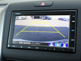 バックをするとき自動でリアの様子が映る『リアカメラ』付き!画面で確認しながらバックができますから安心ですね。でも、目視も大切ですよ!安全第一でお願いします!