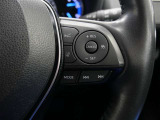 ステアリングスイッチ付き。前方から目を離すことなく操作することが可能です。