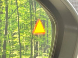 【後方車輛検知】走行中、ドアミラーの死角になりやすい箇所に後続車が接近するとサイドミラー付近に警告を表示、ドライバーに注意喚起をしてくれます。
