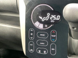 【オートエアコン】一度お好みの温度に設定すれば、車内の温度を検知し風量や温度を自動で調整。暑い&hellip;寒い&hellip;と何度もスイッチ操作をする必要はありません。快適な車内空間には必須の機能ですね♪