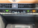 左右独立温度コントロールフルオートエアコンです。運転席、助手席それぞれで独立して温度設定ができます。冷え性の方が乗っても安心ですね♪