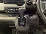 運転席周辺のスマートなレイアウトが、操作のしやすさを実現。快適なドライブをサポートします。手元で操作ができる、電子制御パーキングブレーキ。