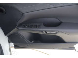 e-latch  降車時に後方から車が近づいている時はドアを開かないようにする安心機能。