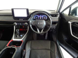 革巻きステアリングで快適な操作性の運転席です。