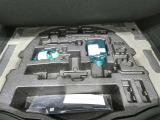 パンク修理剤とエアーポンプのセットです。スペアタイヤは装備していませんが空いたスペースを小物入れとして使用できます