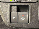 指先だけで簡単に操作が可能な電動パーキングブレーキを採用。「HOLD」スイッチを押すと、渋滞や信号待ちなどでブレーキペダルから足を離しても、ブレーキを保持するので安心です