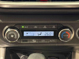 作動状態が一目でわかる液晶ディスプレイ付きAUTOエアコンを装備しています♪室内の温度を設定するとセンサーが室温を感知して、温度、風量を自動的にコントロ-ルして快適な空間を作ってくれます!