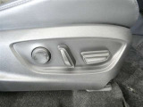 運転席のシート調整を電動で調整できます。無段階調整なので、どなたにもピッタリの調整が可能です。