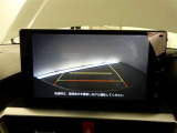 バックガイドモニター付き。車両後方の映像をナビ画面に表示し、駐車などの後退操作をサポートします。