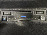 【ETC】有料道路を利用する際に料金所で停止することなく通過できる、ETC車載器(ノンストップ自動料金収受システム機器)が装備されています。セットアップを行うことで利用可能になります。