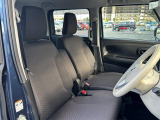 【フロントシート】高めのヒップポイントで見晴らしが良く、運転もしやすいですよ◎運転席アームレストがついているので長距離運転時の疲労軽減になりますよ◎