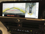 【パノラミックビューモニター】車を真上から見た状態をナビに映し出し、駐車時などをサポート☆クルマの斜め後ろなど、目が届きにくい箇所も確認できるため、いち早く障害物に気が付くことができます!
