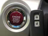 【Hondaスマートキー】カバンやポケットに入れたままでもドアの施錠・解錠が可能なスマートキーを装備。エンジンのオン・オフ時もカギを取り出す必要が無いからとっても便利です♪