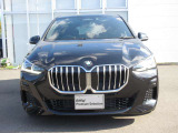 BMWと言えば特徴的なキドニーグリル。ダイナミックなフロントマスクを演出します。