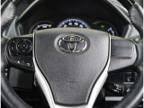 【機能】ステアリングにはオーディオ操作が可能なスイッチやクルーズコントロール、ヒーター機能が付いています。