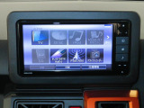 7型ナビゲーション付きです。バックカメラも付いて車庫入れ・駐車も安心です。Bluetooth対応機器を登録して快適な室内空間を実現できます。