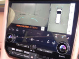 パノラミックビューモニターを装備。駐車場や交差点でクルマを真上から見るように周囲を確認できます。機能の詳細は販売店スタッフまでおたずねください。