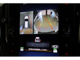 シフトをバックに入れれば、自動的に後方の映像がナビ画面に映し出されます。後方視界を確保するリヤビューカメラ。車庫入れ時などにとても便利です