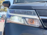 【LEDヘッドライト】悪天候や夜間走行時も良好な視界を確保し安心して運転できる高輝度LEDヘッドライトを装備!点灯速度が早く、消費電力も抑えられています。