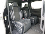 見えないところまで徹底洗浄!中古車をキレイで気持ちよくお乗りいただけるよう、トヨタ認定中古車はしっかりクリーニング。エンジンルームやシートを外した洗浄まで目に見えないところまで徹底的に洗浄しています。