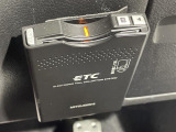 【ETC】有料道路を利用する際に料金所で停止することなく通過できる、ETC車載器(ノンストップ自動料金収受システム機器)が装備されています。セットアップを行うことで利用可能になります。