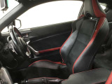 高いホールド性で運転姿勢が安定します。長距離ドライブでも疲れにくいのが魅力です。快適なドライビングライフをお送りください♪