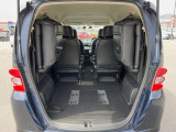 ラゲッジルームは、大容量のスペースを確保。普段のお買い物からレジャーまで、幅広く活躍してくれます!また、リアシートを倒すことでバリエーション豊かにお使いいただけます。