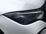 メルセデス・ベンツのヘッドライトはヘッドライトをいち早く点灯させ、周囲に対して自車の存在をアピールし、被視認性を高めて交通事故を減らそうという考えなのです。これこそが、メルセデスの安全哲学です。