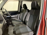 【運転席・助手席シート】いたみ、汚れなどは少なく、全体的に良好な状態です。