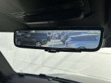 ClearSightインテリアリアビューミラー 車両ルーフ後方に取り付けられたカメラにより視認性の高い映像をルームミラーに投影します。夜間や悪天候時などもクリアに確認ができ安全性に寄与します。